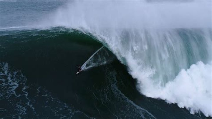 Can a big wave sink a ship?