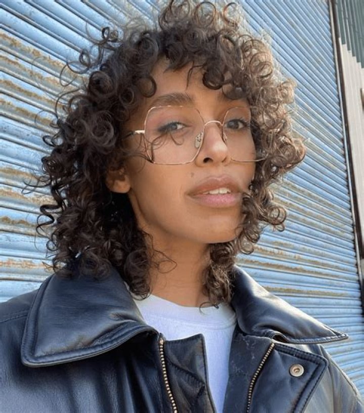 Does Bernadette Peters have naturally curly hair?