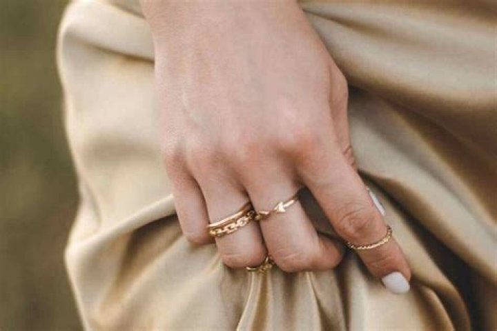 How many rings should a woman wear?