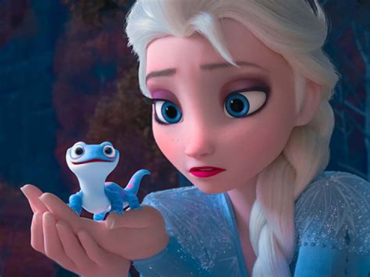 How old is Elsa frozen 2?