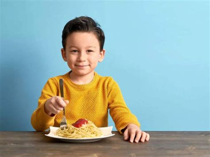 What is a boy is eating an orange in French?