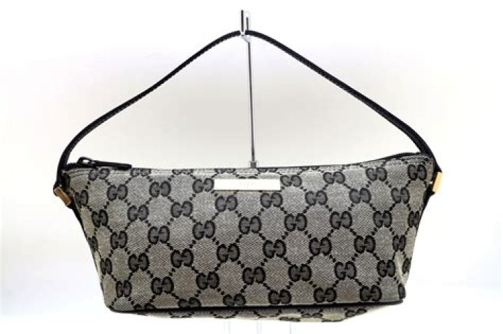 Who forged Gucci's signature?